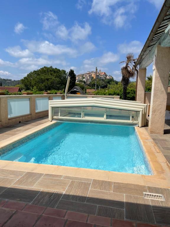 una gran piscina con un poolvisor en Maison avec piscine privative Biot Antibes, en Biot