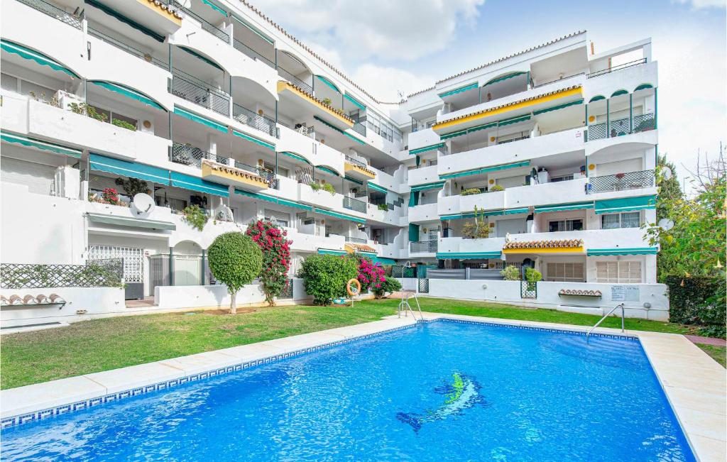 um complexo de apartamentos com uma piscina em frente a um edifício em 2 Bedroom Beautiful Apartment In Mlaga em Marbella
