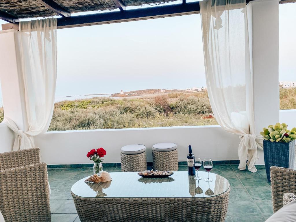 une salle à manger avec une table et une grande fenêtre dans l'établissement Luxury 3BR Sunrise Villa , Seaside Gyrismata, à Skiros