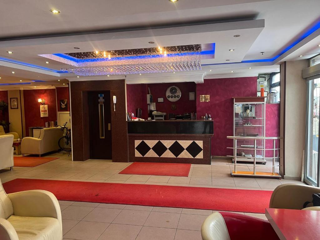 Lobi ili recepcija u objektu Red White Hotel