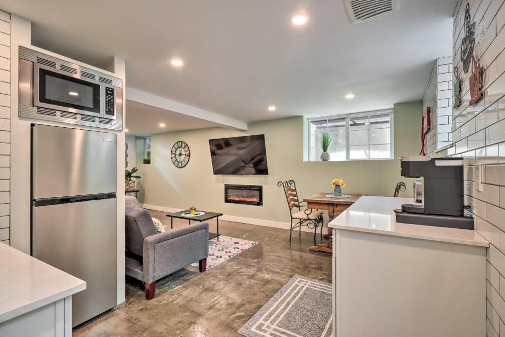 Kuchyň nebo kuchyňský kout v ubytování 1 Mi to Riverwalk Downtown Reno Studio with Patio!