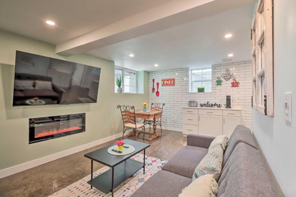 Kuchyň nebo kuchyňský kout v ubytování 1 Mi to Riverwalk Downtown Reno Studio with Patio!