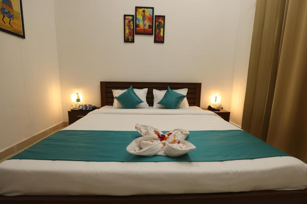 瑞詩凱詩的住宿－The Naga Rishikesh，一间卧室配有一张床,上面有两条毛巾