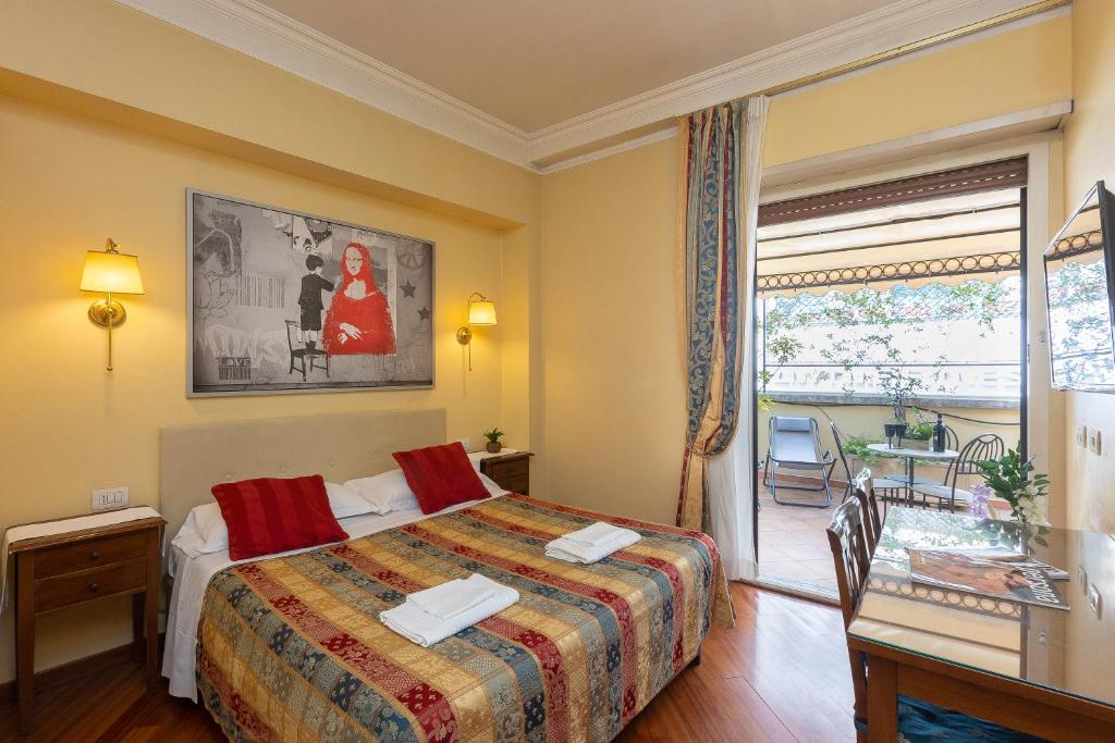 una camera d'albergo con letto e finestra di InternoUno Deluxe a Roma