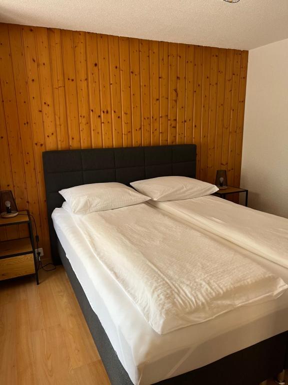 Ένα ή περισσότερα κρεβάτια σε δωμάτιο στο Au Vieux Champex