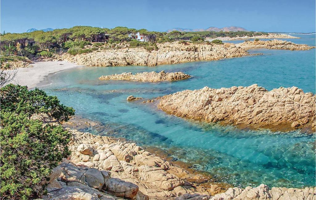 オロゼーイにあるTriloの岩と水のビーチの景色