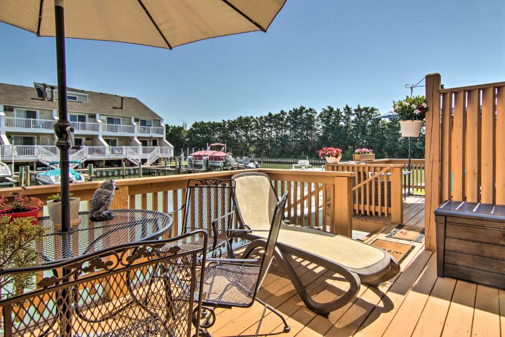 - Balcón con mesa y sombrilla en Near Ocean City Beach Waterfront Condo with Deck!, en Ocean City