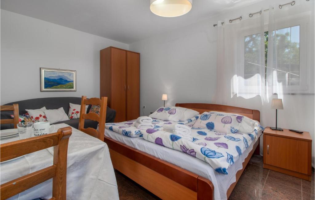 Posteľ alebo postele v izbe v ubytovaní Lovely Apartment In Jadranovo With Wifi
