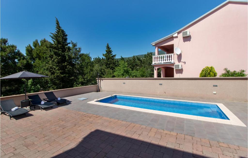 Bazén v ubytovaní Lovely Apartment In Jadranovo With Wifi alebo v jeho blízkosti