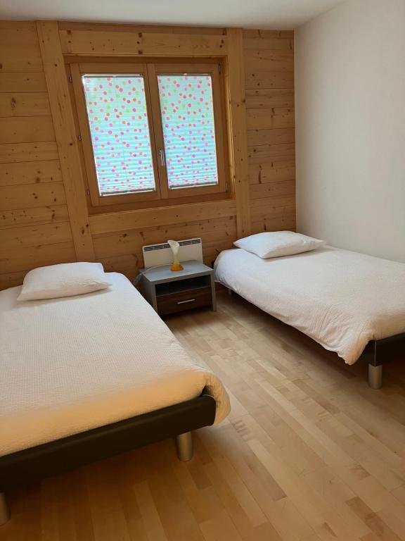 Ένα ή περισσότερα κρεβάτια σε δωμάτιο στο Au Vieux Champex