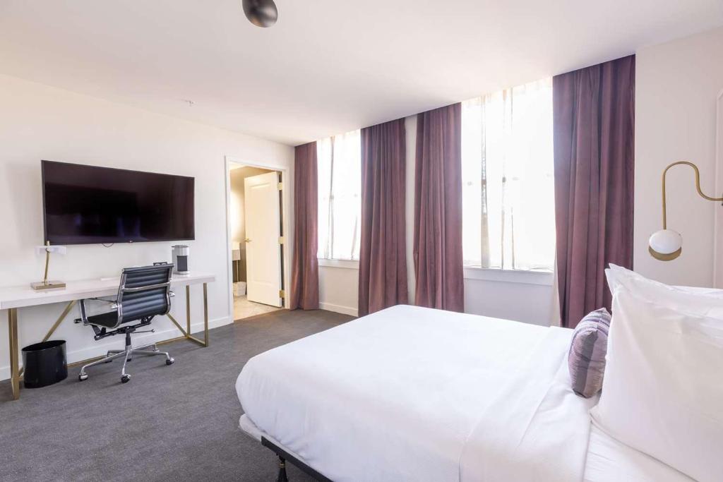 The Kelly Birmingham, Tapestry Collection By Hilton - Rala Queen Con Ducha Enrollada - Movilidad Y Acceso Auditivo