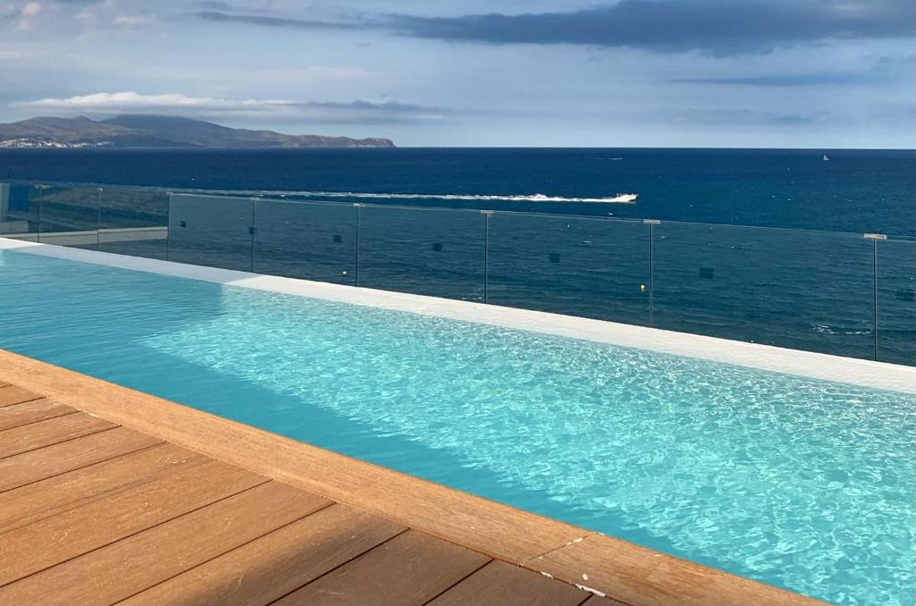 einen Pool mit Meerblick in der Unterkunft LLUISALBERT in L'Escala