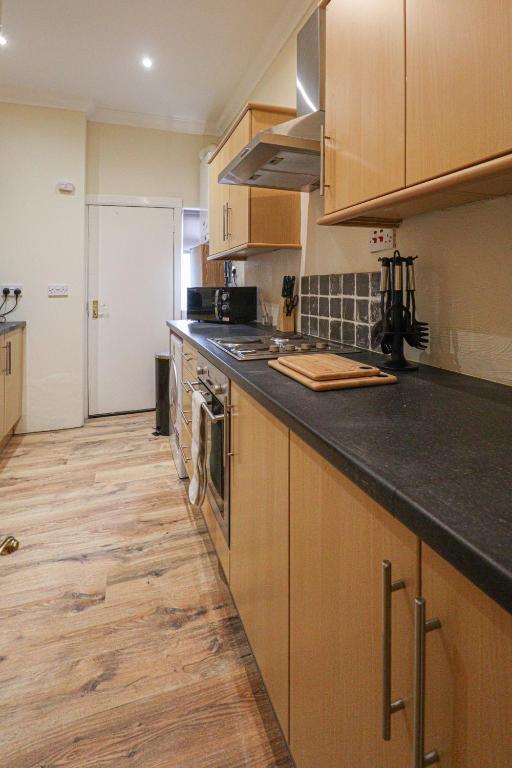 Kuchyň nebo kuchyňský kout v ubytování Cosy Ardrossan Apartment