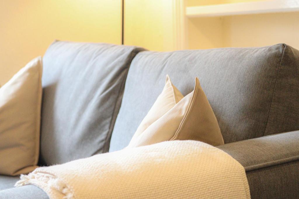 Posezení v ubytování Cosy Ardrossan Apartment
