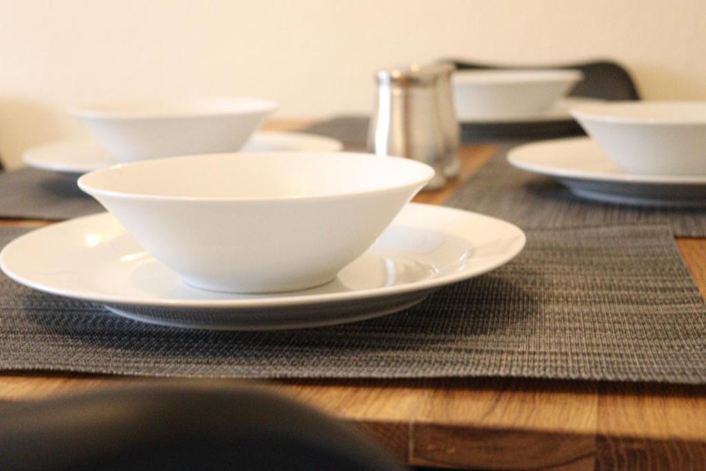Příslušenství pro přípravu čaje a kávy v ubytování Cosy Ardrossan Apartment
