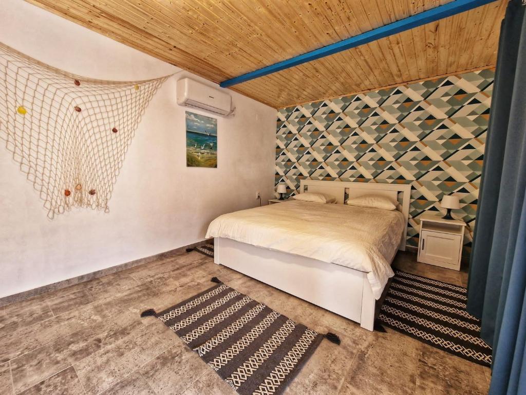 a bedroom with a bed and a wooden ceiling at Talian in Pardina