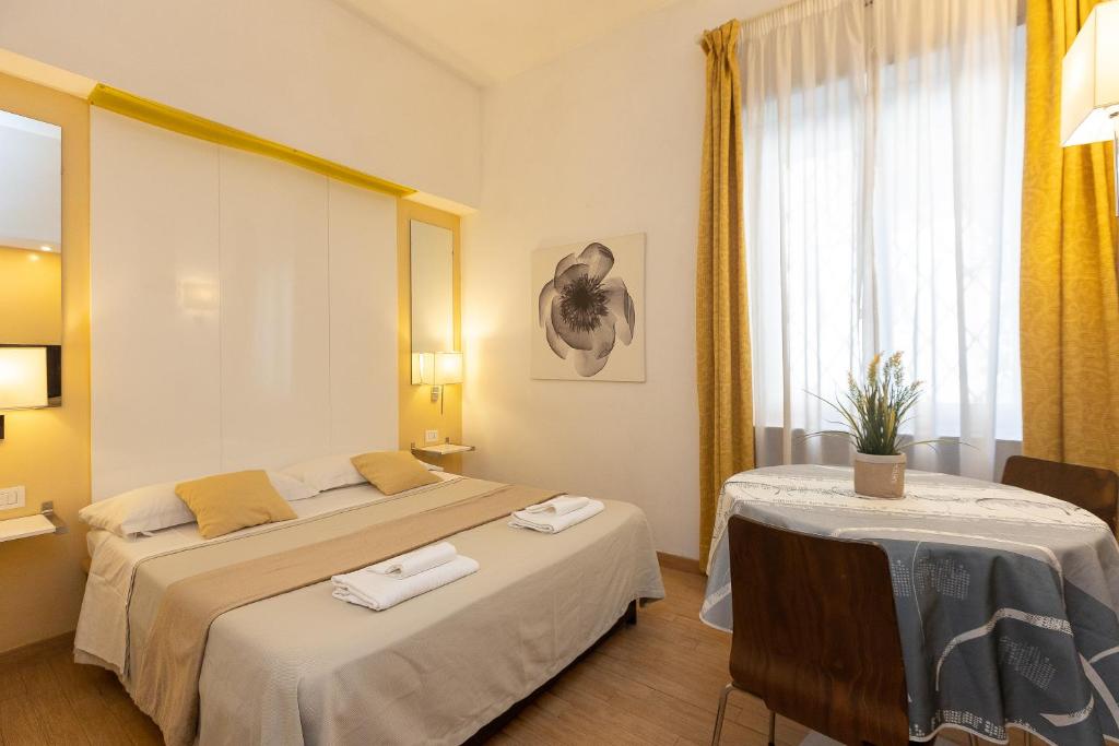 pokój hotelowy z 2 łóżkami i oknem w obiekcie Internouno w Rzymie