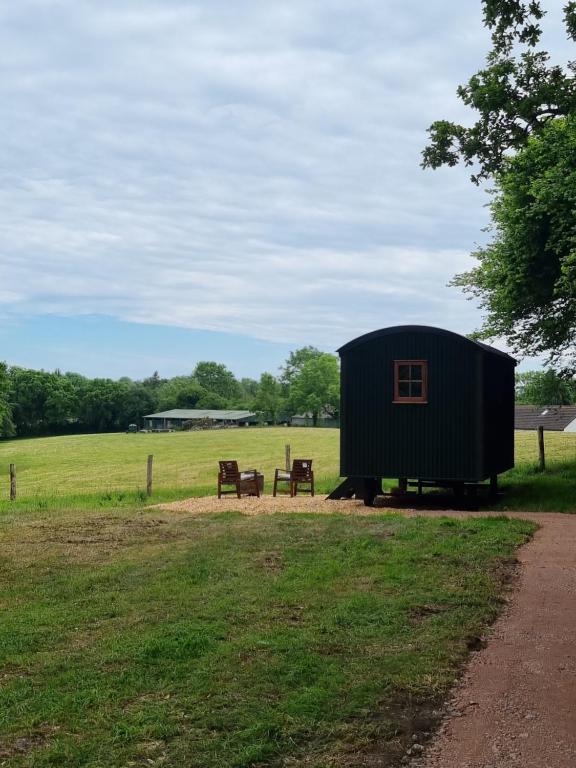 Градина пред Shepherds hut surrounded by fields and the Jurassic coast