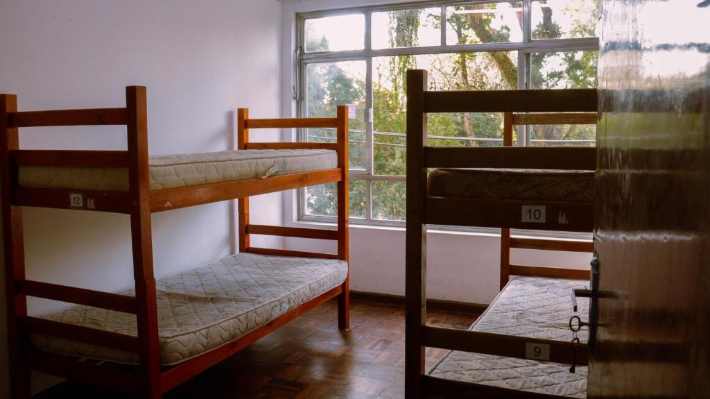two bunk beds in a room with a window at Casa do Estudante Luterano Universitário - CELU in Curitiba