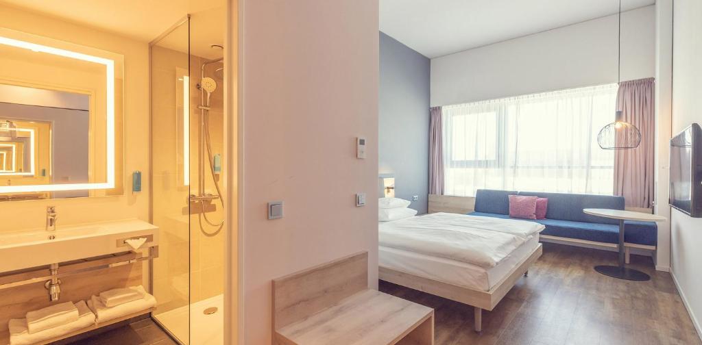Postel nebo postele na pokoji v ubytování roomz Vienna Prater