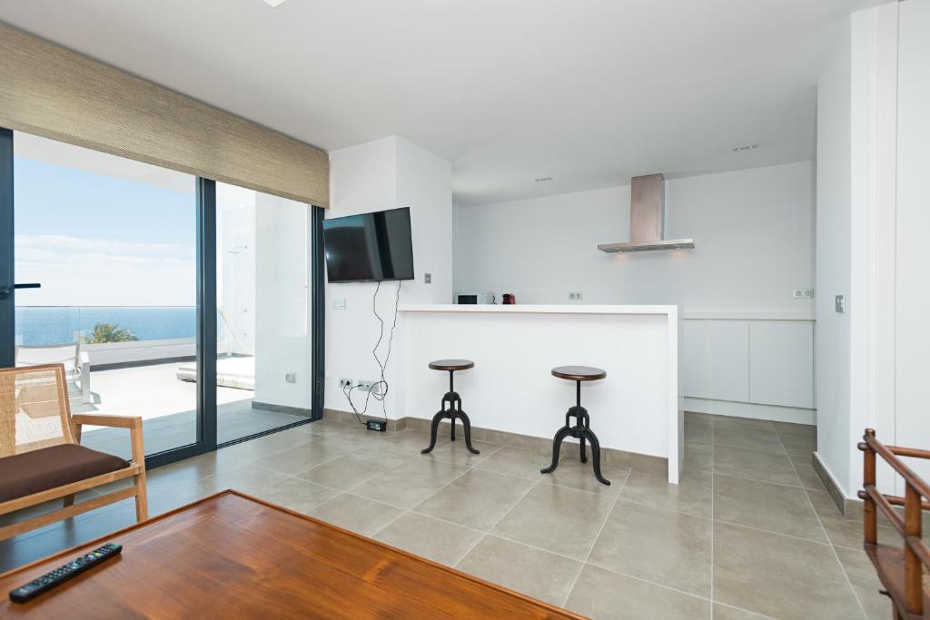 TV a/nebo společenská místnost v ubytování Altos de la Gloria Beach Apartments