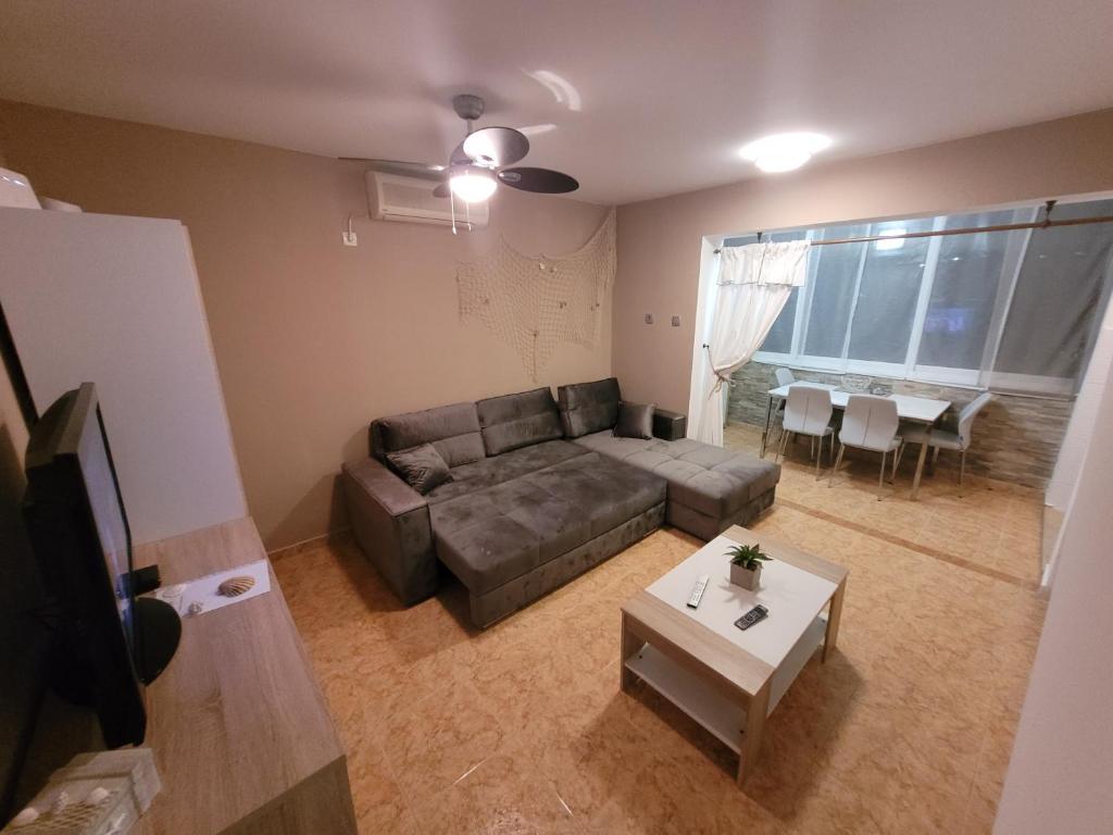 sala de estar con sofá y mesa en Apartment Daniel, en Novalja