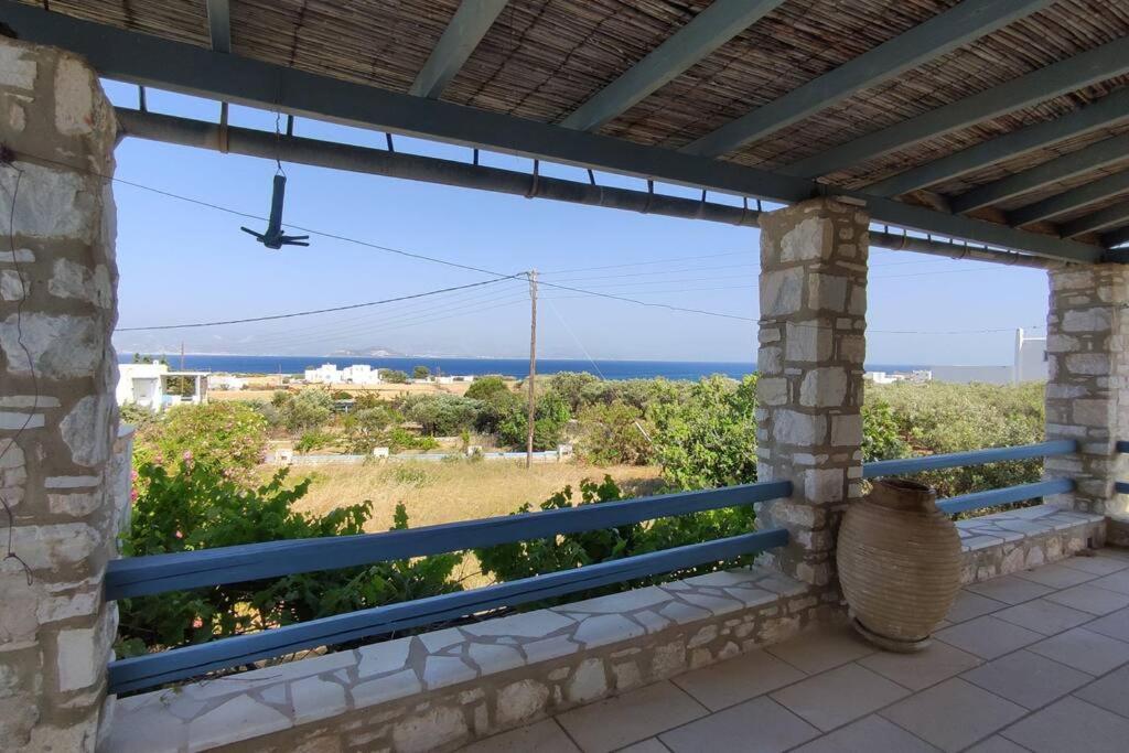 balcone con vista sull'oceano di Nikolas Villa ad Ambelás