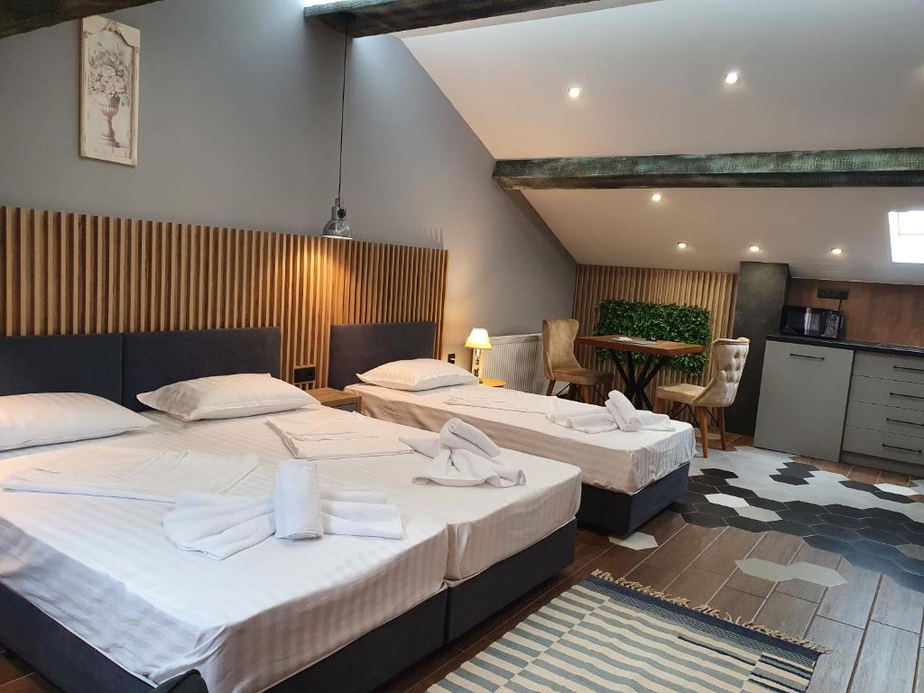Postel nebo postele na pokoji v ubytování Kamelia guest rooms