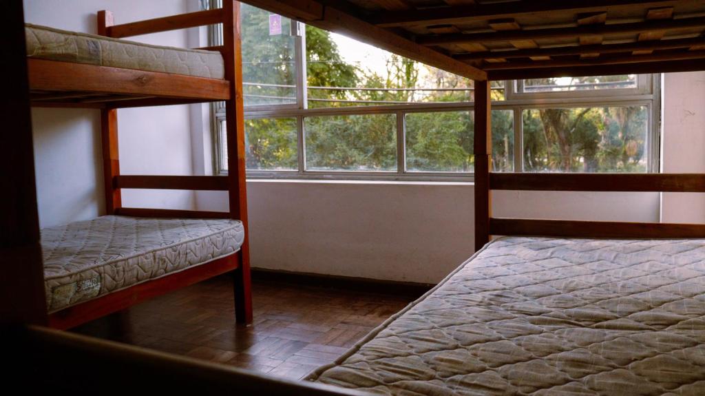 Двухъярусная кровать или двухъярусные кровати в номере Casa do Estudante Luterano Universitário - CELU