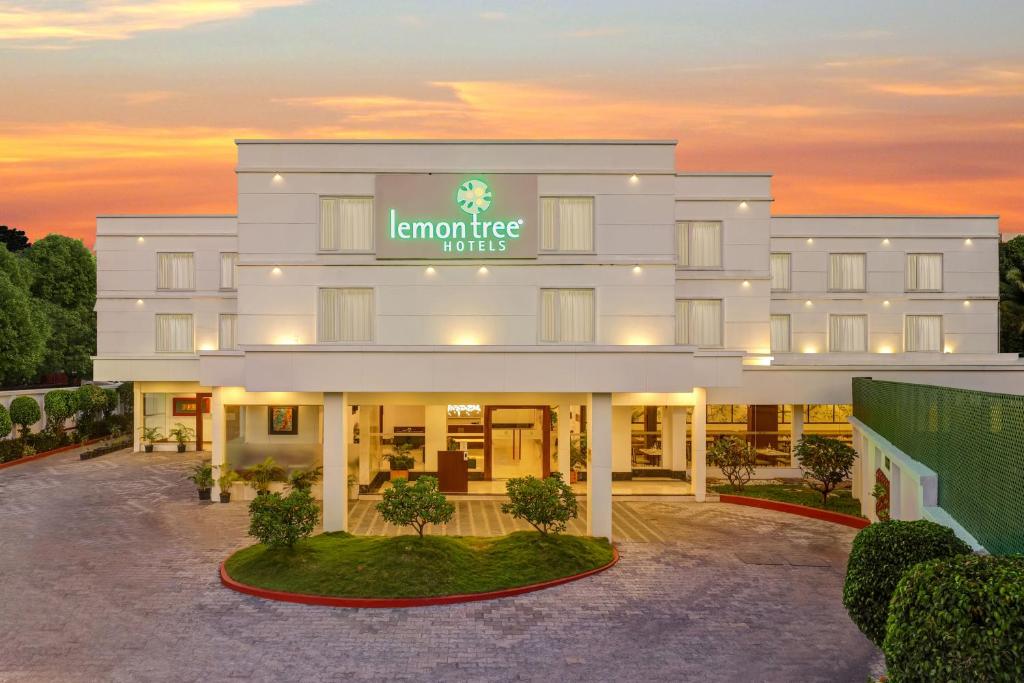 eine Darstellung der Vorderseite eines Hotels in der Unterkunft Lemon Tree Hotel, Port Blair in Port Blair