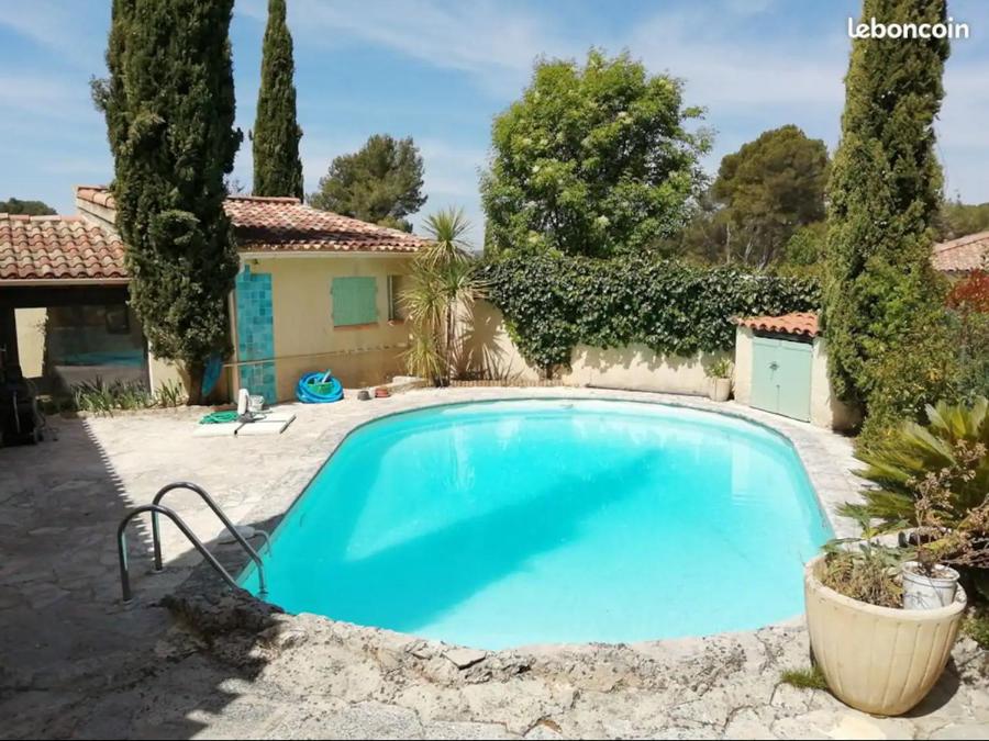 VentabrenにあるVilla familiale - Proche Aix en Provenceの家の前のスイミングプール