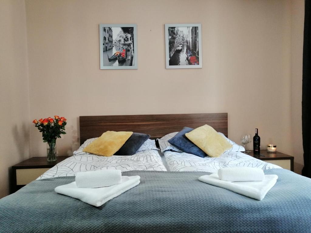 a bedroom with two white towels on a bed at Cicha Przystań Apartament Starówka in Kołobrzeg