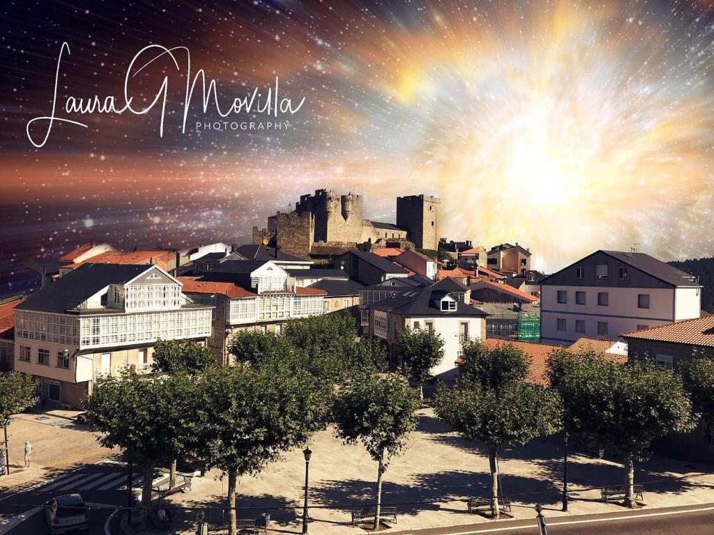 vistas a una ciudad con un castillo en el cielo en Fogar Rivoira Sacrata, en Castro Caldelas