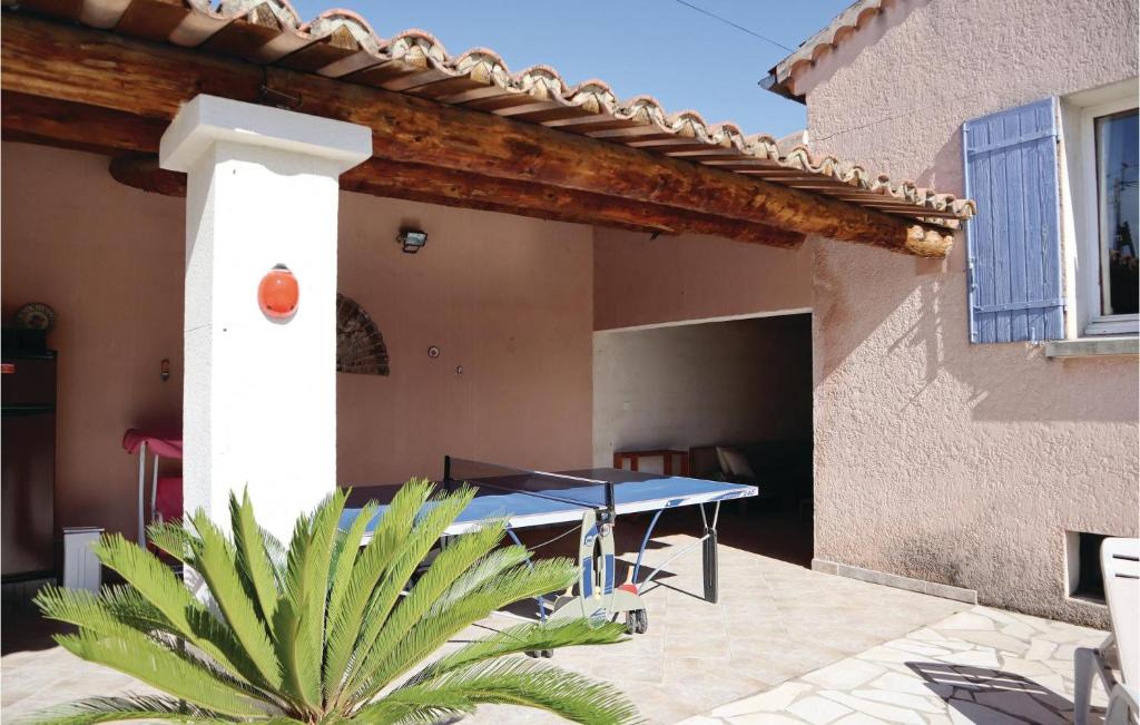Stolný tenis v ubytovaní Lovely Home In Valreas alebo v jeho okolí