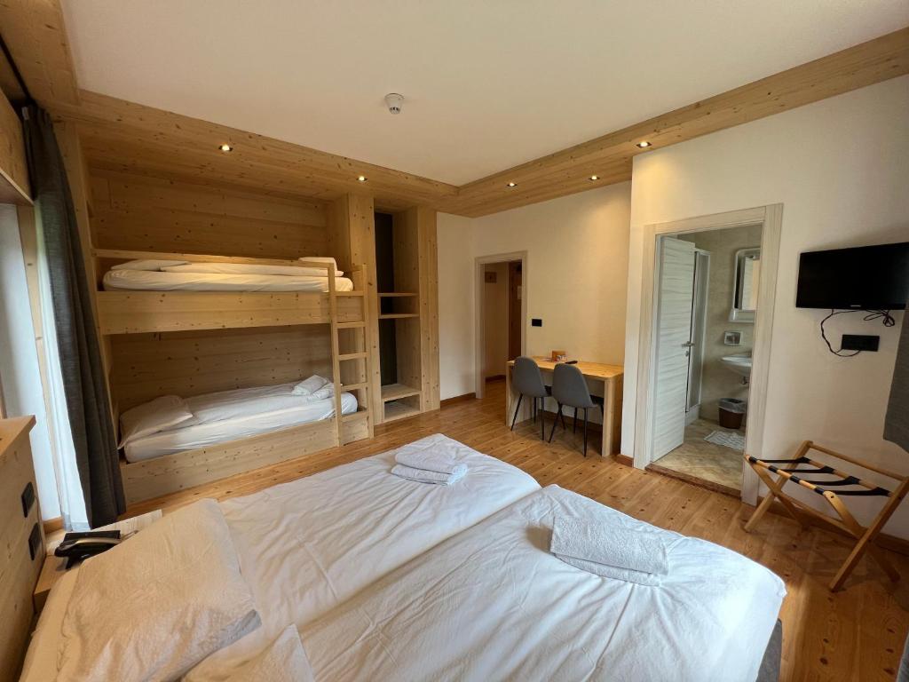Postel nebo postele na pokoji v ubytování Hotel D'La Varda