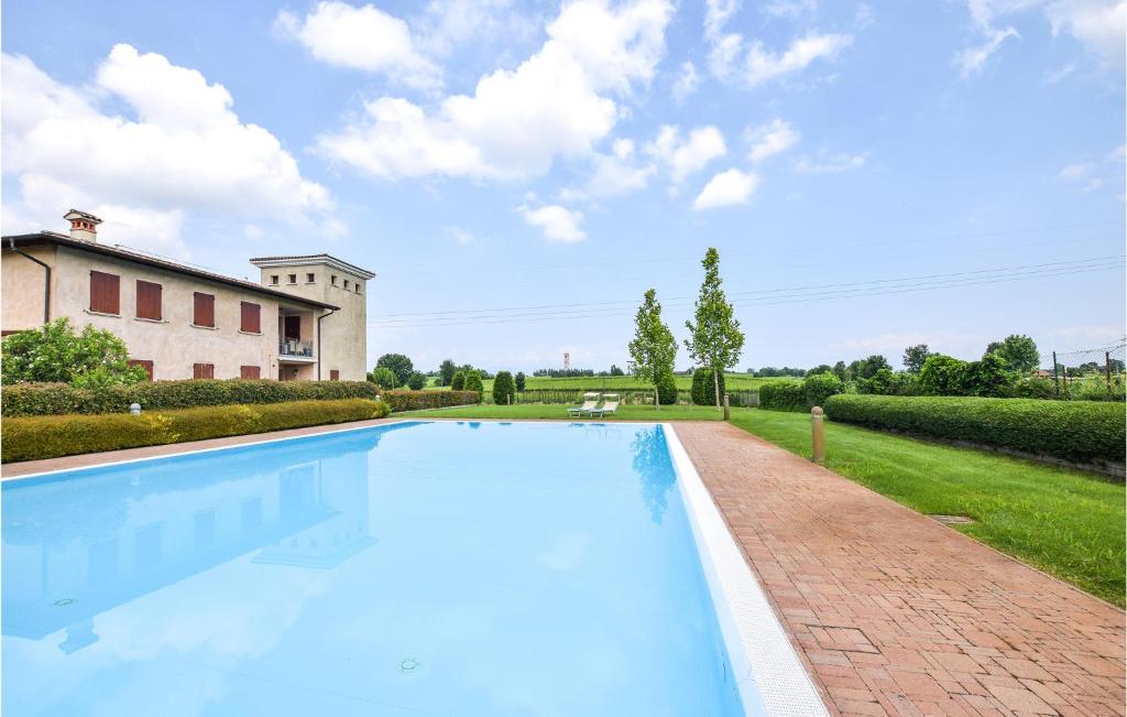 une grande piscine en face d'une maison dans l'établissement Lovely Apartment In Pozzolengo With Kitchenette, à Pozzolengo