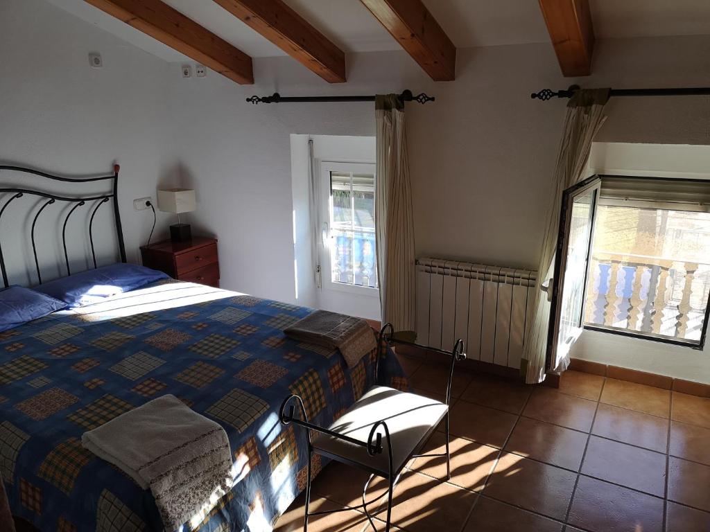 バレンシアにあるUnifamiliar junto al marのベッドルーム1室(ベッド1台、椅子、窓付)