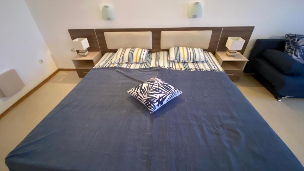 1 cama azul con 2 almohadas en una habitación en ESPERANTO 402 Large Studio Sunny Beach en Sunny Beach