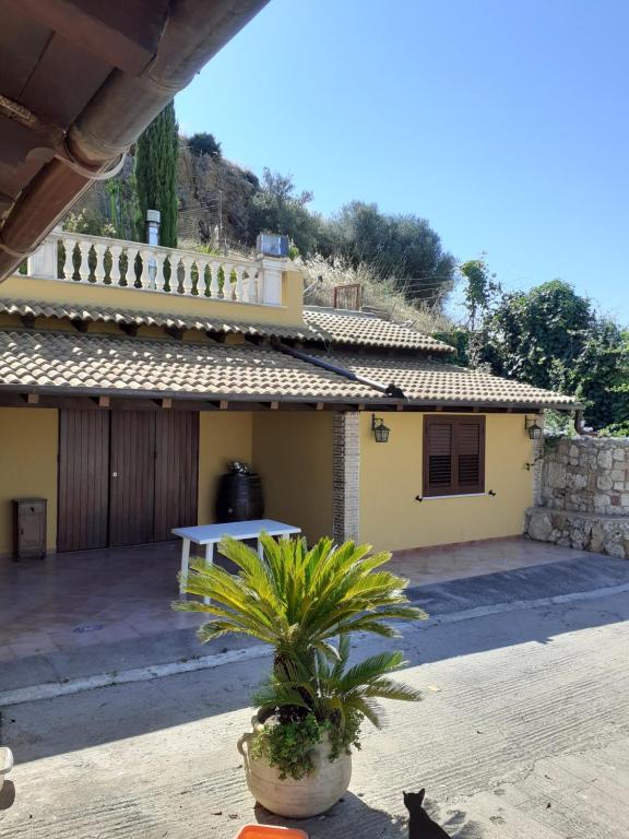 Casa vacanze Monterosso في Ravanusa: وجود قطه سوداء جالسه امام المنزل