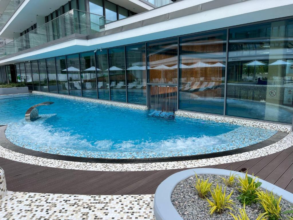 Bazén v ubytovaní Wave Resort & Spa Magic Apartaments with sea view alebo v jeho blízkosti