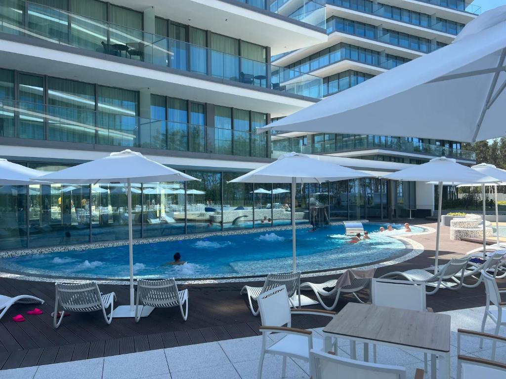 Bazén v ubytovaní Wave Resort & Spa Magic Apartaments with sea view alebo v jeho blízkosti