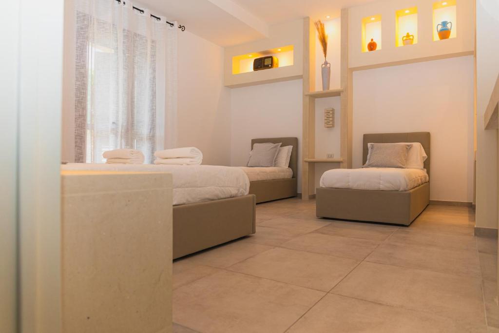 una camera con due letti e una finestra di Villa Padula a Sogliano Cavour