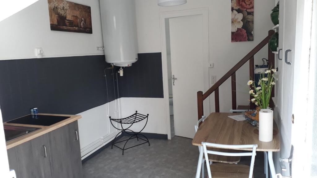 Photo de la galerie de l'établissement LA PIVOINE, un logement 2 pieces en centre bourg, à Éguzon-Chantôme