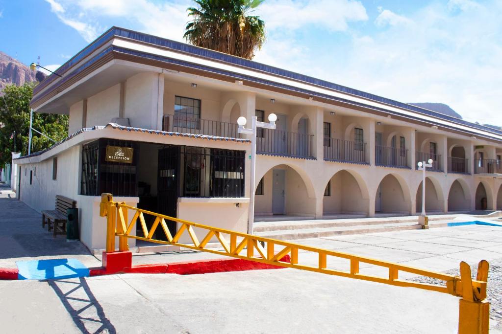 een gebouw met een geel hek ervoor bij ARMIDA EXPRESS in Guaymas