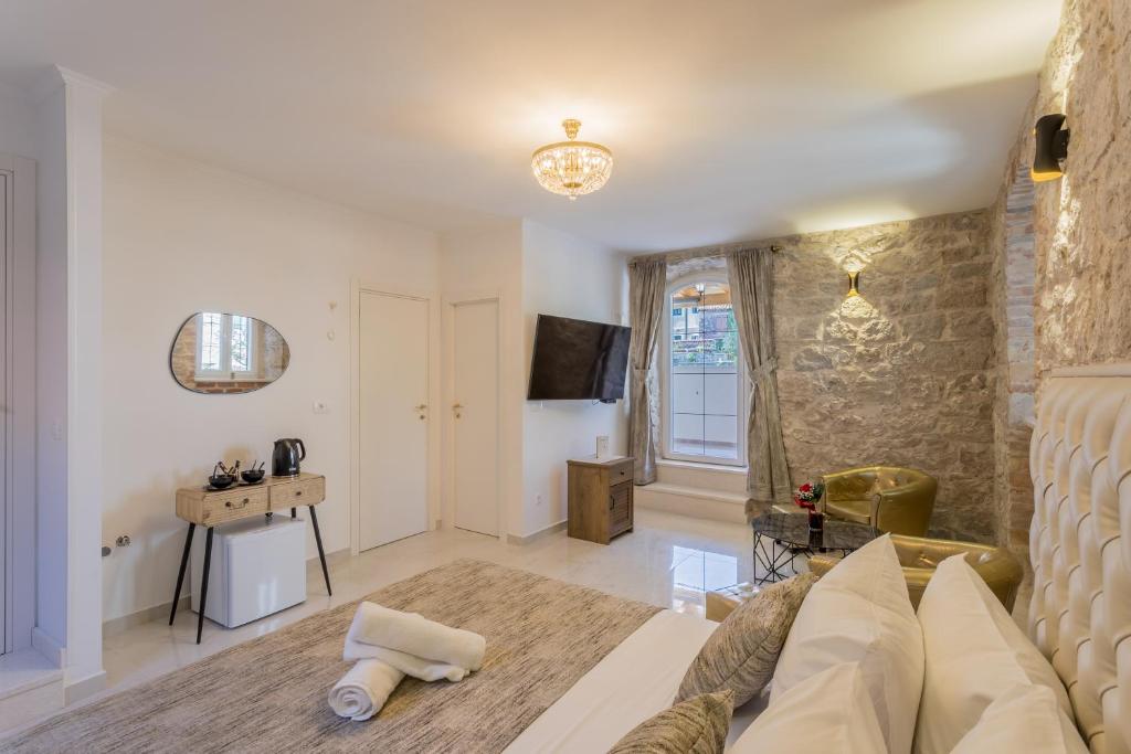 een woonkamer met een bank en een tafel bij Villabella Luxury Rooms in Split