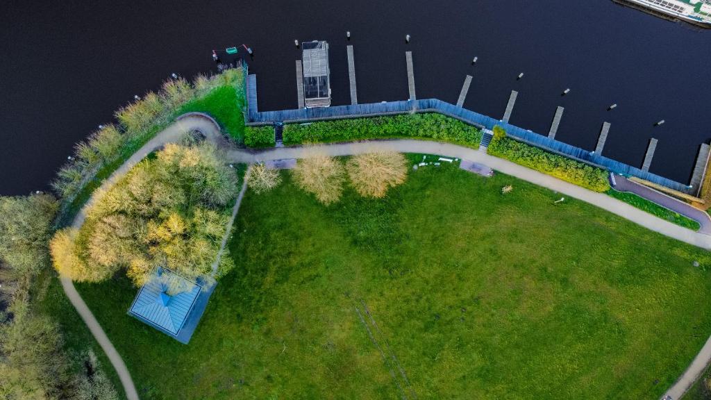 Výhled na řeku, která protéká v blízkosti hotelu