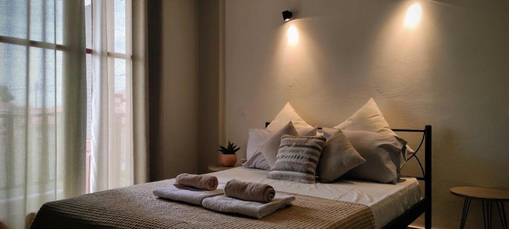 1 dormitorio con 1 cama con toallas en ILAIRA, en Skala Eresou