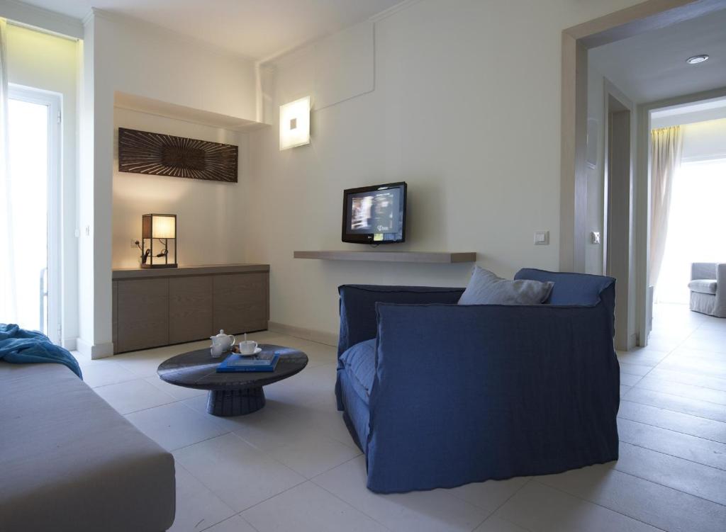 TV a/nebo společenská místnost v ubytování Sirene Blue Luxury Beach Resort