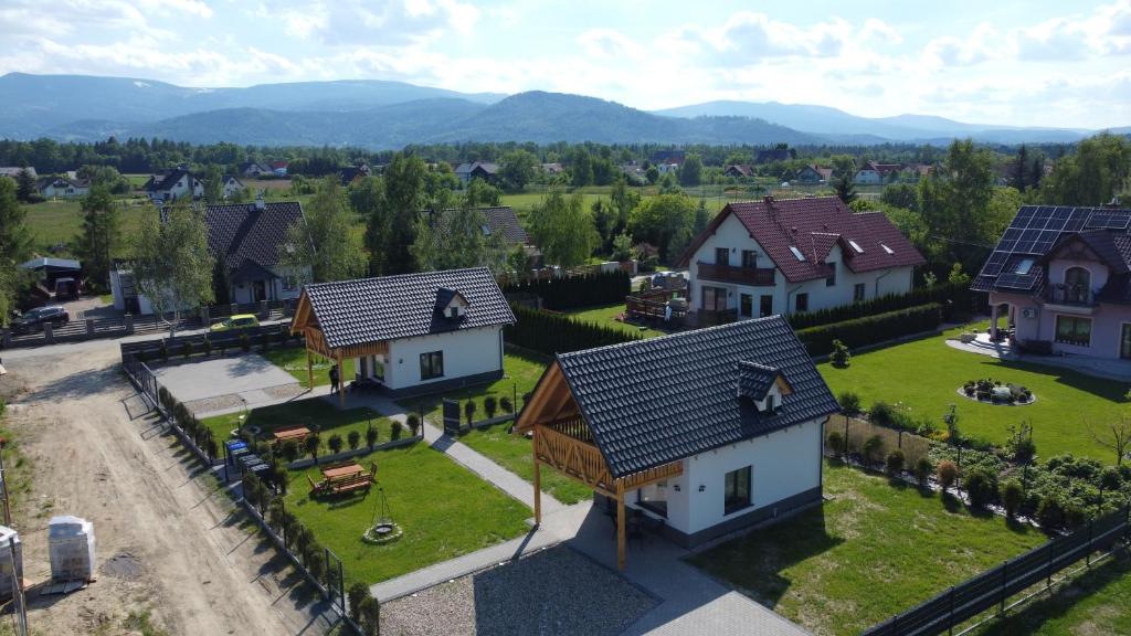 z góry widok na dom z ogródkiem w obiekcie Domki Prowansalskie w mieście Mysłakowice