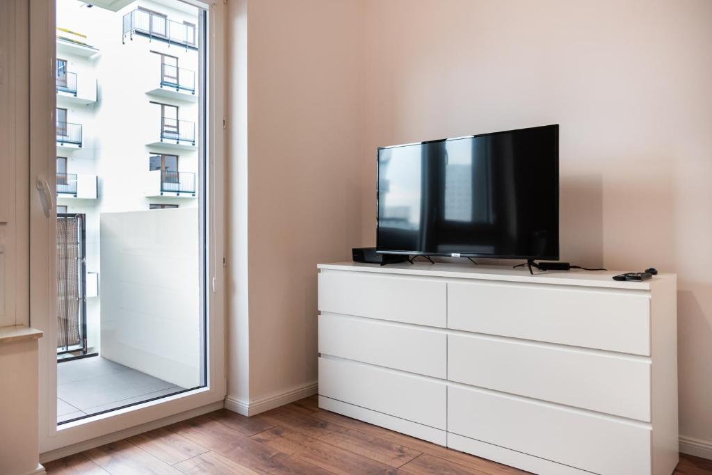Televízia a/alebo spoločenská miestnosť v ubytovaní Saska Kępa Bright Apartament